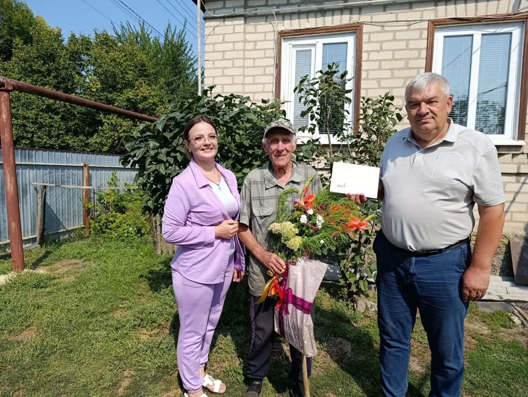 Начальник отдела жизнеобеспечения с. Бараниковка Владимир Горбулич, поздравил с днём рождения долгожителя, ветерана Великой Отечественной войны (труженик тыла) нашего муниципального округа Горбанёва Ивана Лукича
