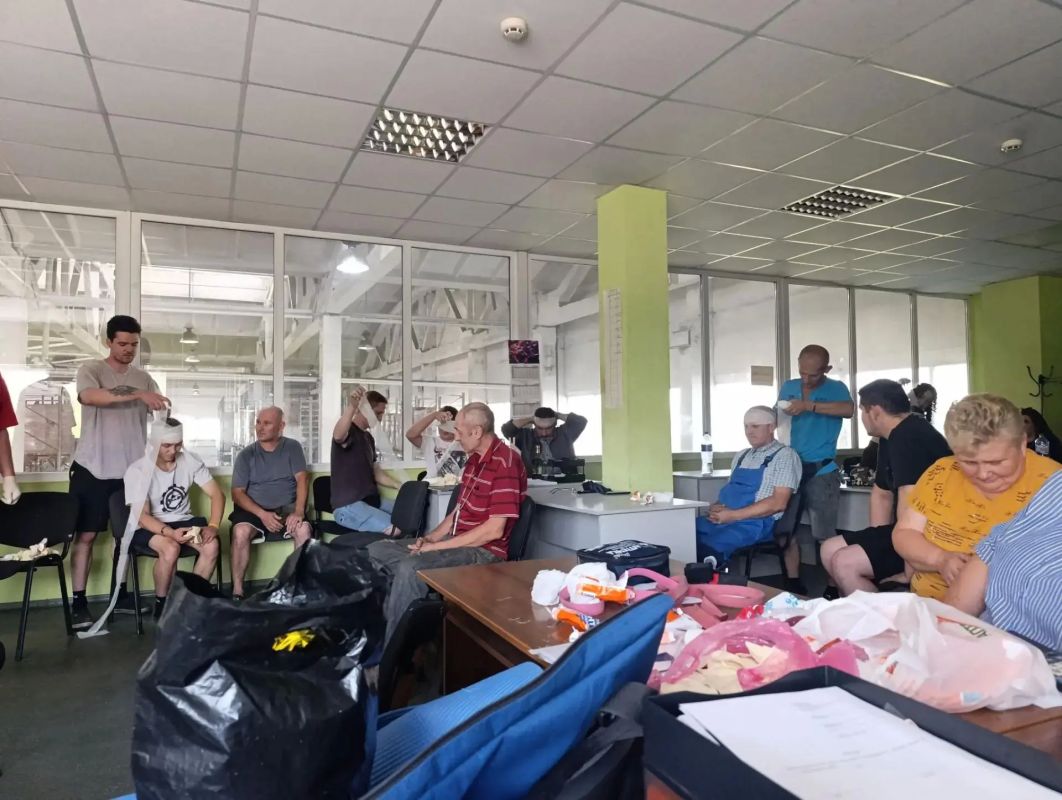 Более 300 сотрудников одной из коммерческих организаций Луганска прошли обучение первой помощи Более 300 сотрудников одной из коммерческих организаций Луганска прошли обучение первой помощи