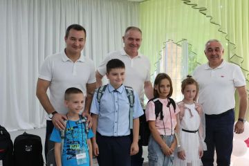 В рамках ежегодной республиканской акции «Помоги собраться в школу» школьники города Рубежное получили рюкзаки с канцелярскими наборами — поддержка оказывается при содействии Раиса Республики Татарстан Рустама Минниханова