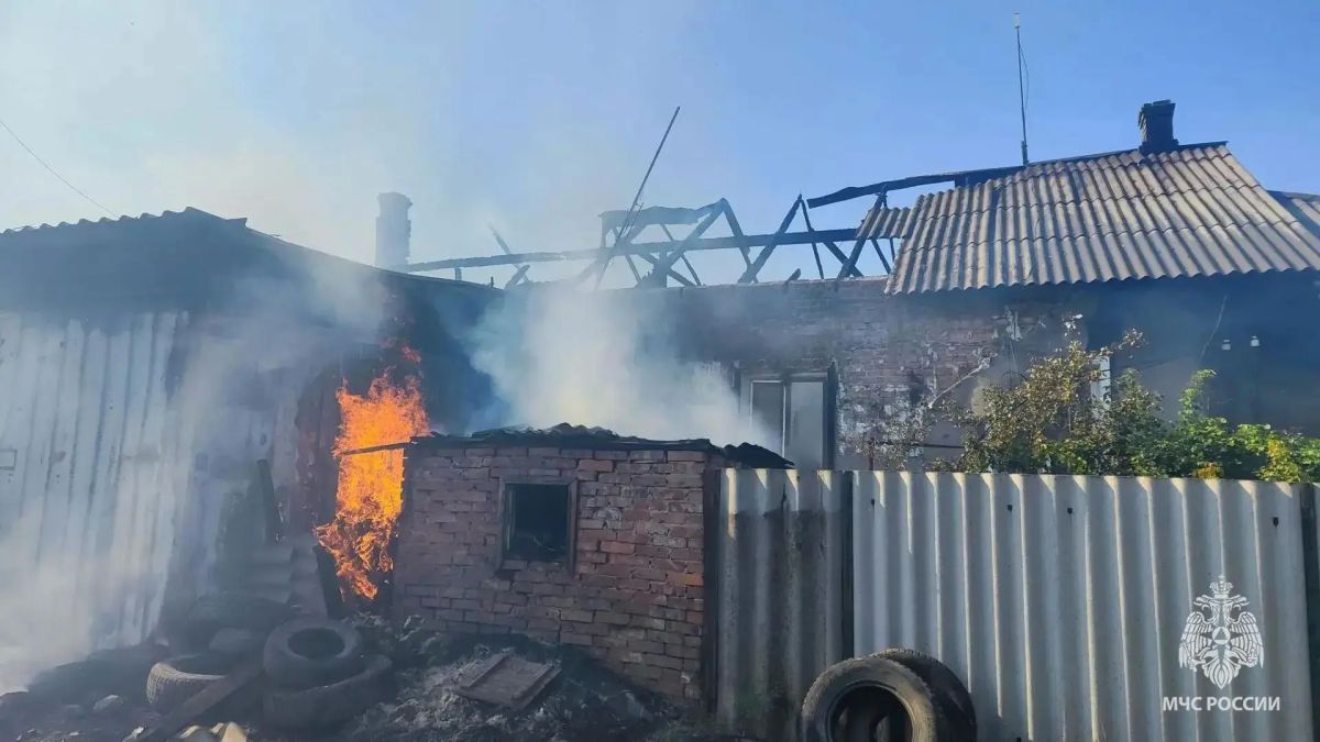 Очевидец спас людей и автомобиль на пожаре в Золотом Очевидец спас людей и автомобиль на пожаре в Золотом