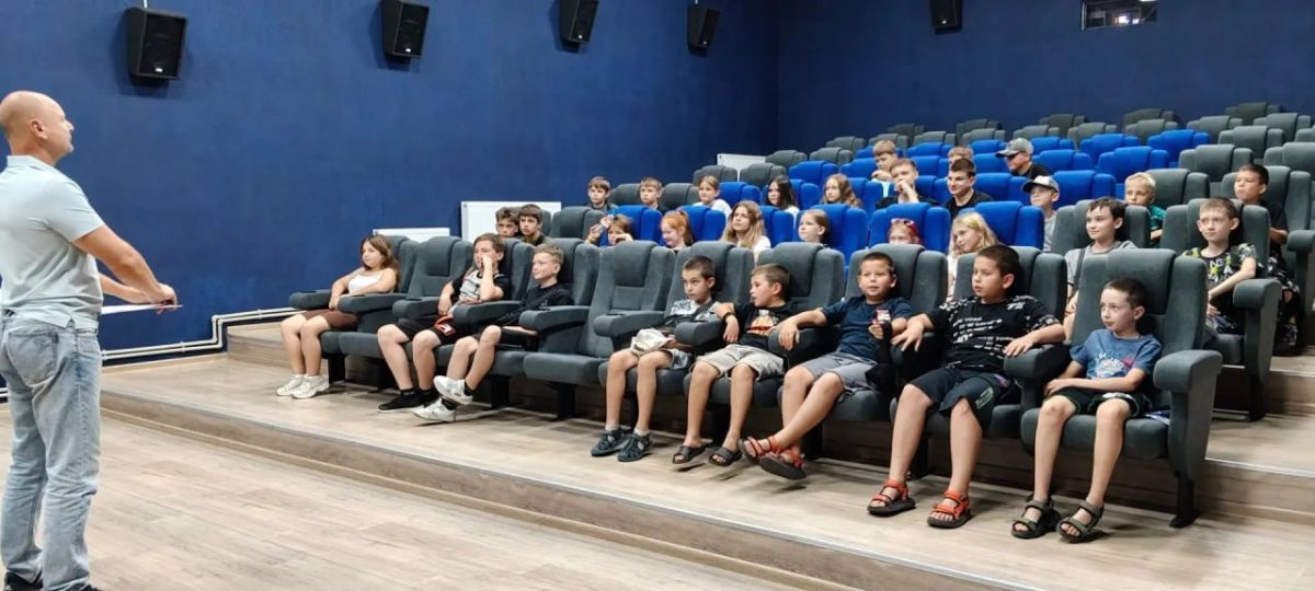 Сегодня в кинозалах Краснодона, Молодогвардейска и Суходольска состоялся бесплатный показ художественного фильма «Золотой дубль» Сегодня в кинозалах Краснодона, Молодогвардейска и Суходольска состоялся бесплатный показ художественного фильма «Золотой дубль»