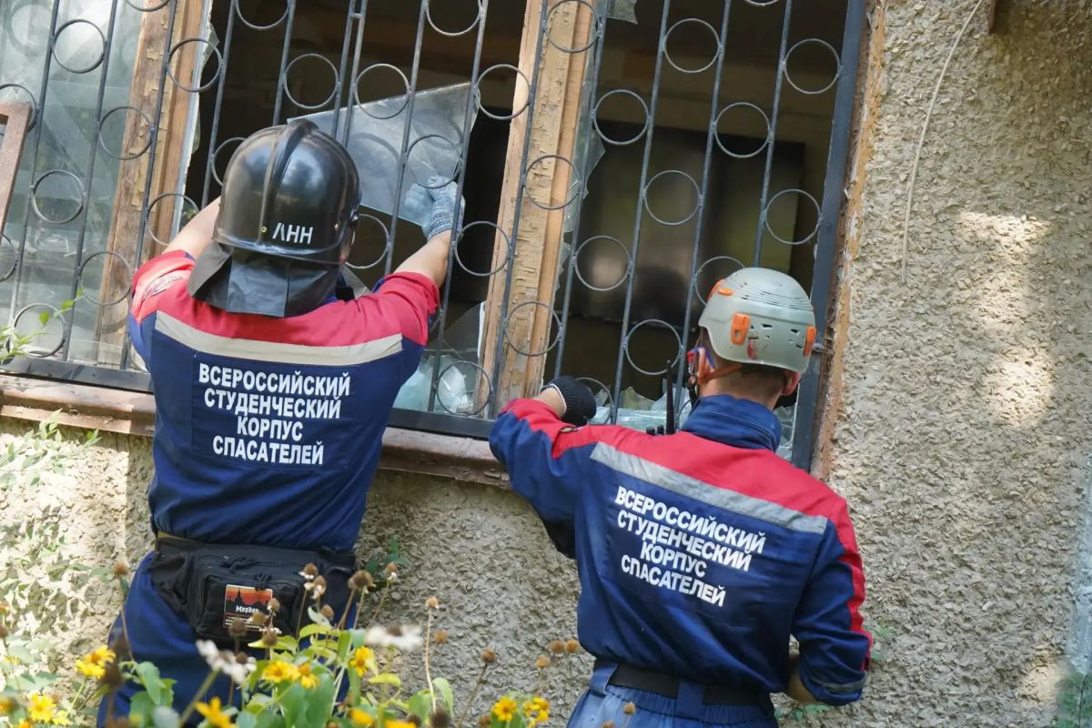 Студенты-спасатели помогли жителям Луганска после атаки БПЛА Студенты-спасатели помогли жителям Луганска после атаки БПЛА