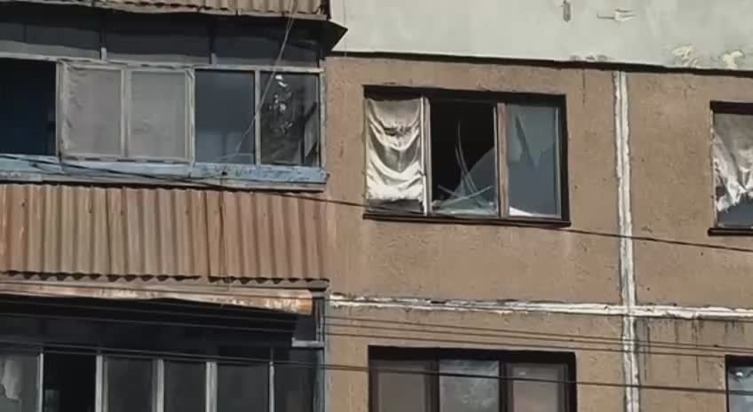 Сотни жителей восточной части Луганска остались с выбитыми окнами после ночной атаки БПЛА