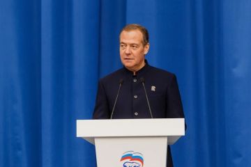 ДАМ и много дам! Дмитрий Медведев встретился с активом "Женского движения Единой России"