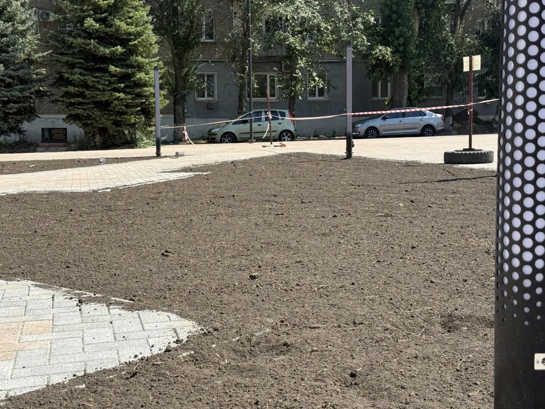 На площади Ленина в Молодогвардейске начались работы по озеленению На площади Ленина в Молодогвардейске начались работы по озеленению