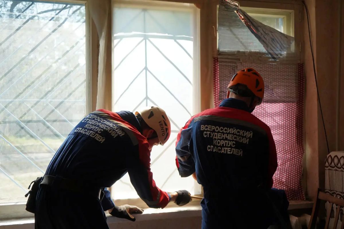 Студенты-спасатели помогли жителям Луганска после атаки БПЛА Студенты-спасатели помогли жителям Луганска после атаки БПЛА