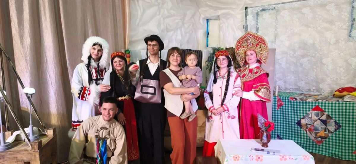 Сегодня в Луганском театре кукол завершился проект «Сказки народов России», автором которого выступила артистка Евгения Кильдибекова Сегодня в Луганском театре кукол завершился проект «Сказки народов России», автором которого выступила артистка Евгения Кильдибекова