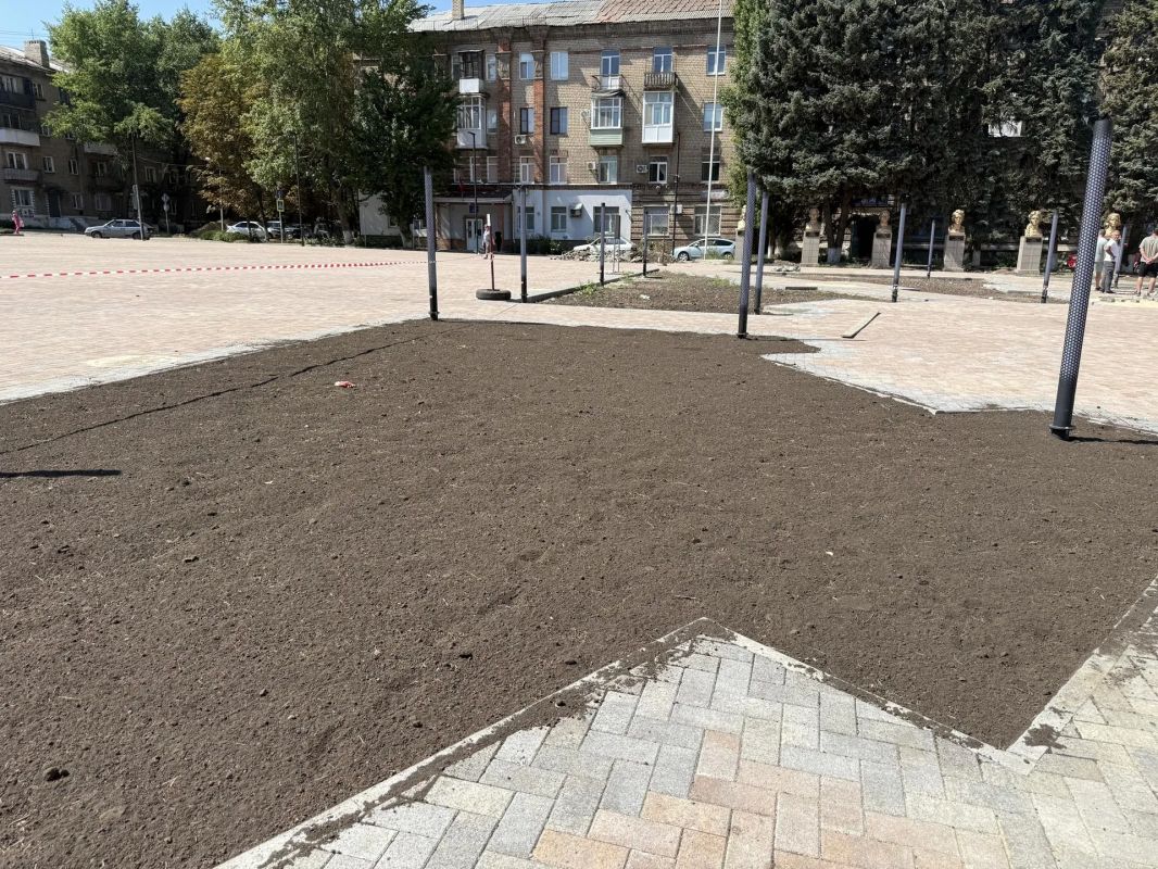 На площади Ленина в Молодогвардейске начались работы по озеленению На площади Ленина в Молодогвардейске начались работы по озеленению