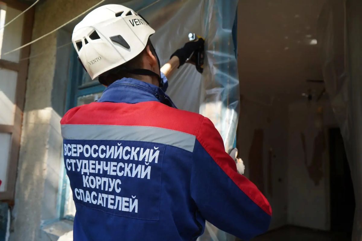 Студенты-спасатели помогли жителям Луганска после атаки БПЛА Студенты-спасатели помогли жителям Луганска после атаки БПЛА