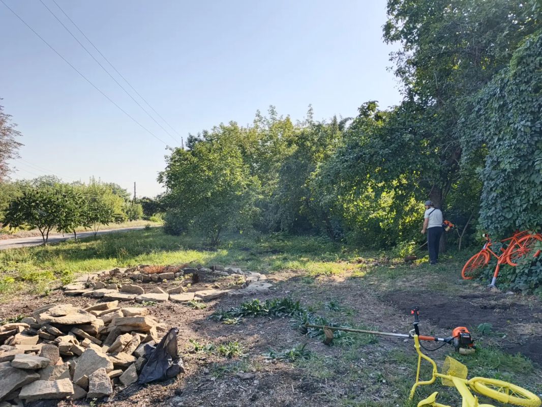 В Чернухино продолжается благоустройство сквера на улице Центральной