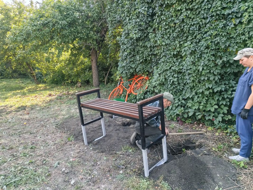 В Чернухино продолжается благоустройство сквера на улице Центральной В Чернухино продолжается благоустройство сквера на улице Центральной