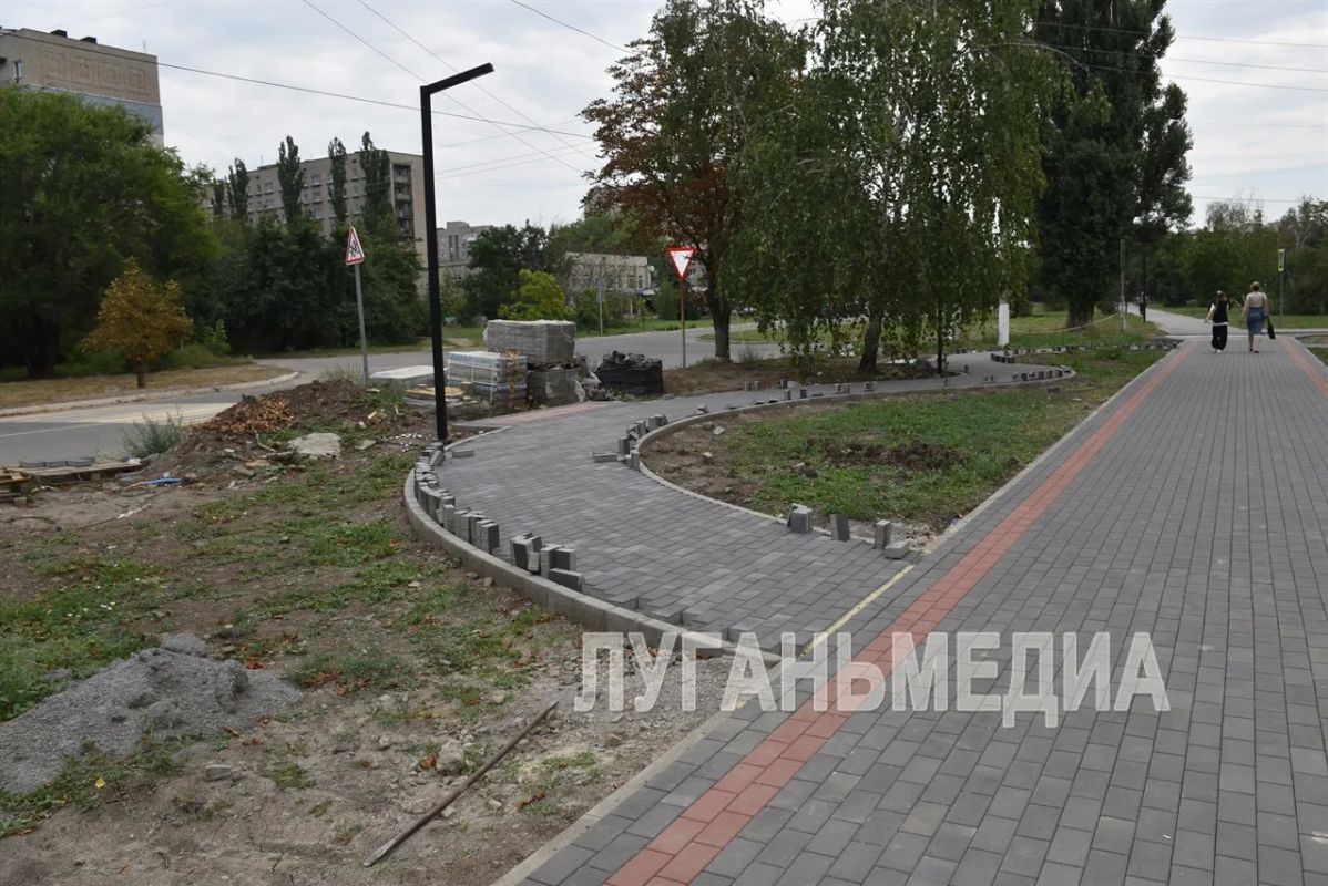 В Кировске на бульваре 40 лет Победы продолжаются работы по благоустройству В Кировске на бульваре 40 лет Победы продолжаются работы по благоустройству