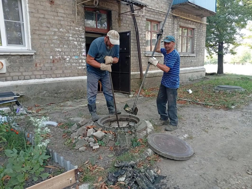 В Стаханове «Лугансквода» устраняет засоры в системе водоотведения В Стаханове «Лугансквода» устраняет засоры в системе водоотведения