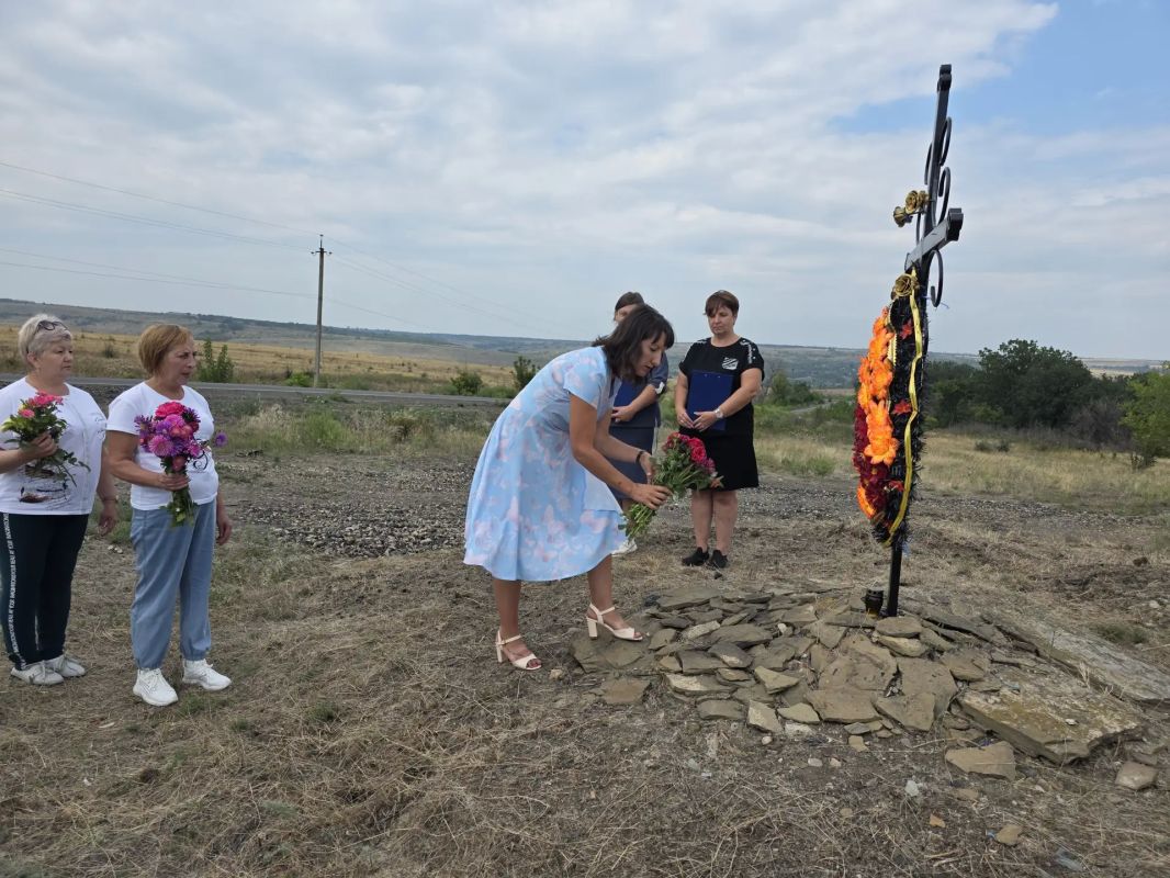 Накануне праздника - Дня шахтера в Малоивановке у памятника погибшим шахтёрам состоялся митинг — реквием в память о трагических событиях 3 мая 2016 года Накануне праздника - Дня шахтера в Малоивановке у памятника погибшим шахтёрам состоялся митинг — реквием в память о трагических событиях 3 мая 2016 года
