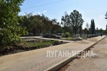 В Кировске на бульваре 40 лет Победы продолжаются работы по благоустройству
