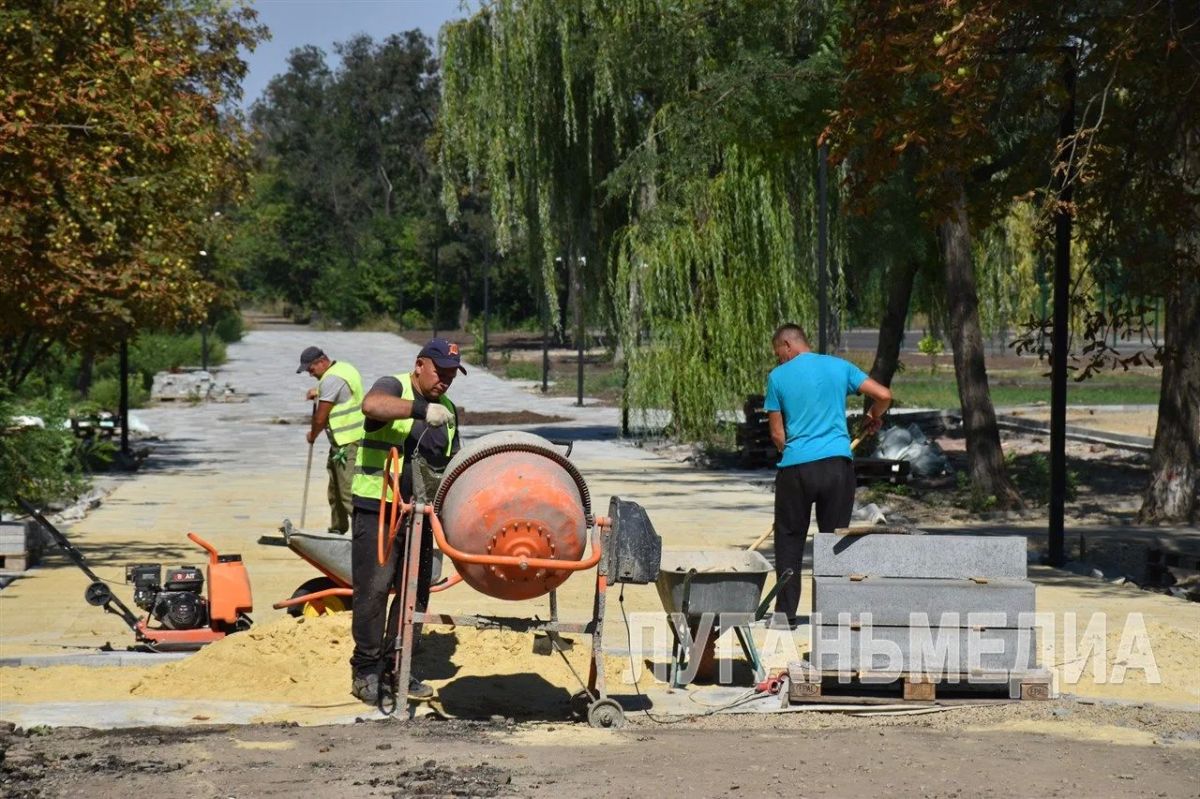 В Брянке продолжается реконструкция городского парка культуры и отдыха В Брянке продолжается реконструкция городского парка культуры и отдыха