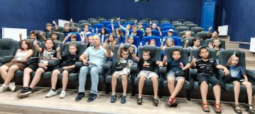 В Молодогвардейском Дворце культуры «Юность» в рамках ежегодного проекта «Детский спорт» партии «Единая Россия» состоялся бесплатный показ полнометражного фильма «Золотой дубль» режиссёра Мгера Мкртчяна