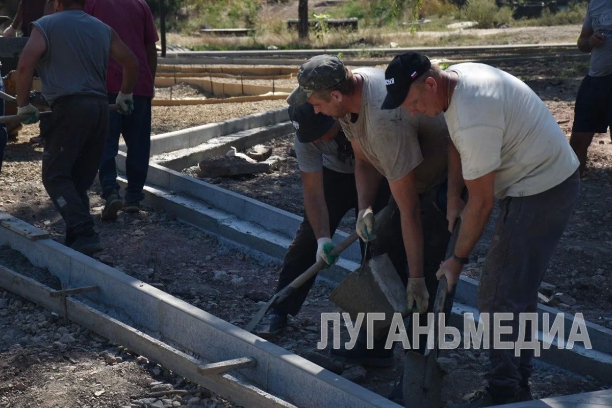 В Брянке продолжается реконструкция городского парка культуры и отдыха В Брянке продолжается реконструкция городского парка культуры и отдыха