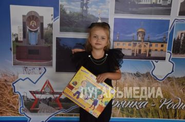 Будущие первоклассники Брянки получили подарки ко Дню знаний