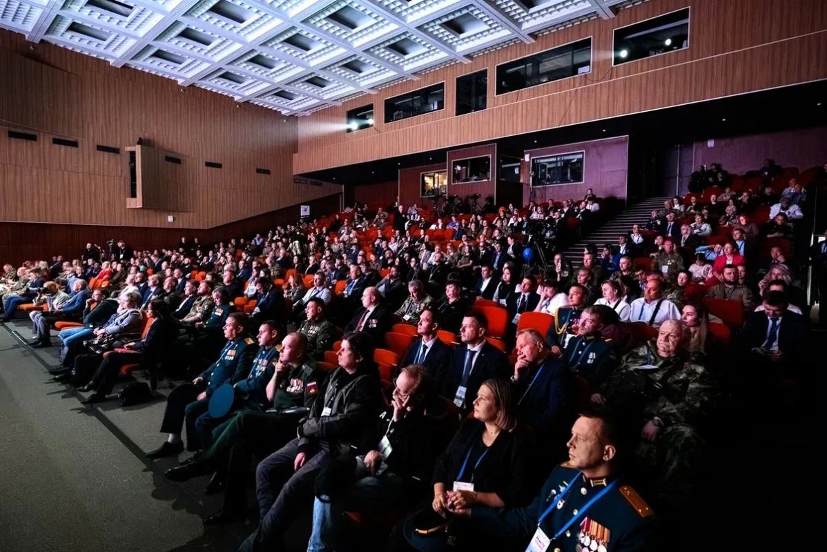 Председатель правления Госкомпании «Автодор» Вячеслав Петушенко принял участие в сессии «Забота о своих» в рамках форума ветеранов специальной военной операции «Вместе победим!» Председатель правления Госкомпании «Автодор» Вячеслав Петушенко принял участие в сессии «Забота о своих» в рамках форума ветеранов специальной военной операции «Вместе победим!»