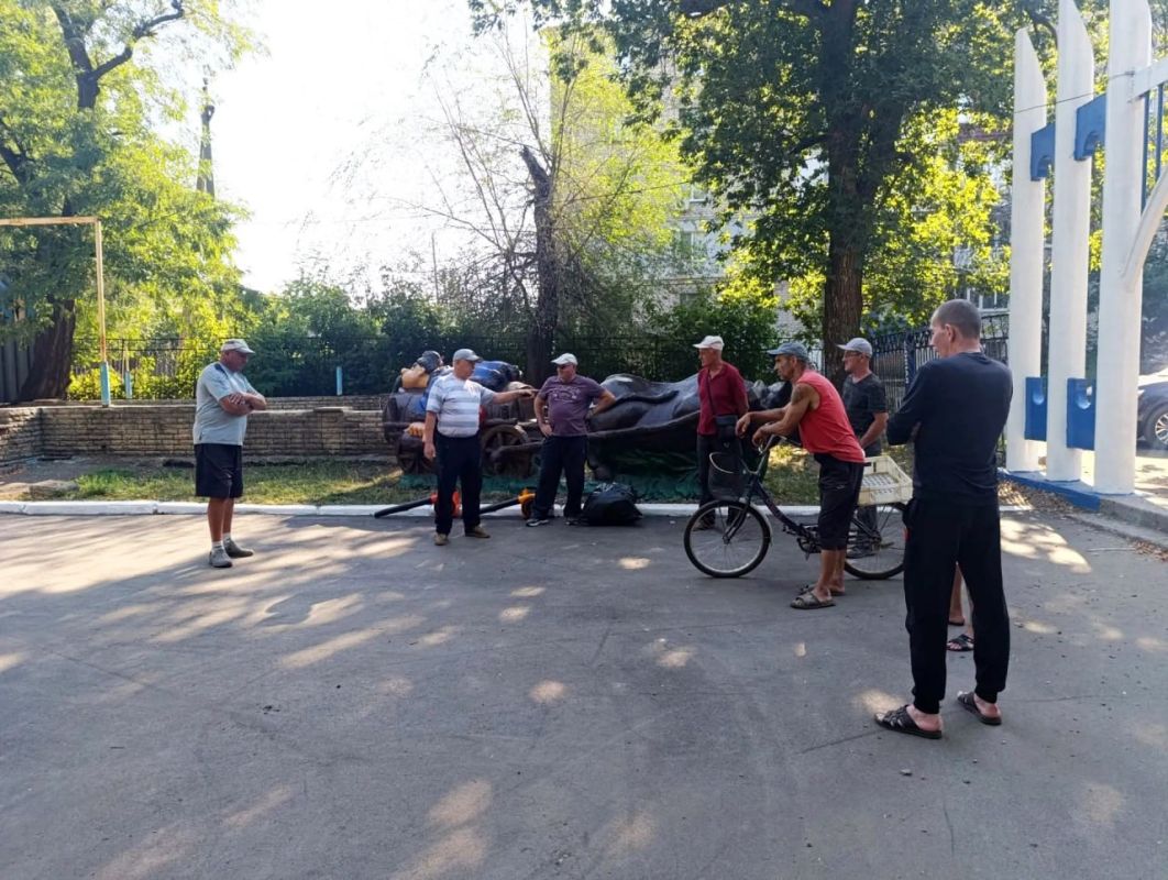 В пгт Краснодон идет подготовка ко Дню посёлка В пгт Краснодон идет подготовка ко Дню посёлка