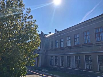 В МБУ ДО "Петровская детская школа искусств" продолжаются работы по ремонту кровли, завершающим этапом стала установка новых коньков и уголков