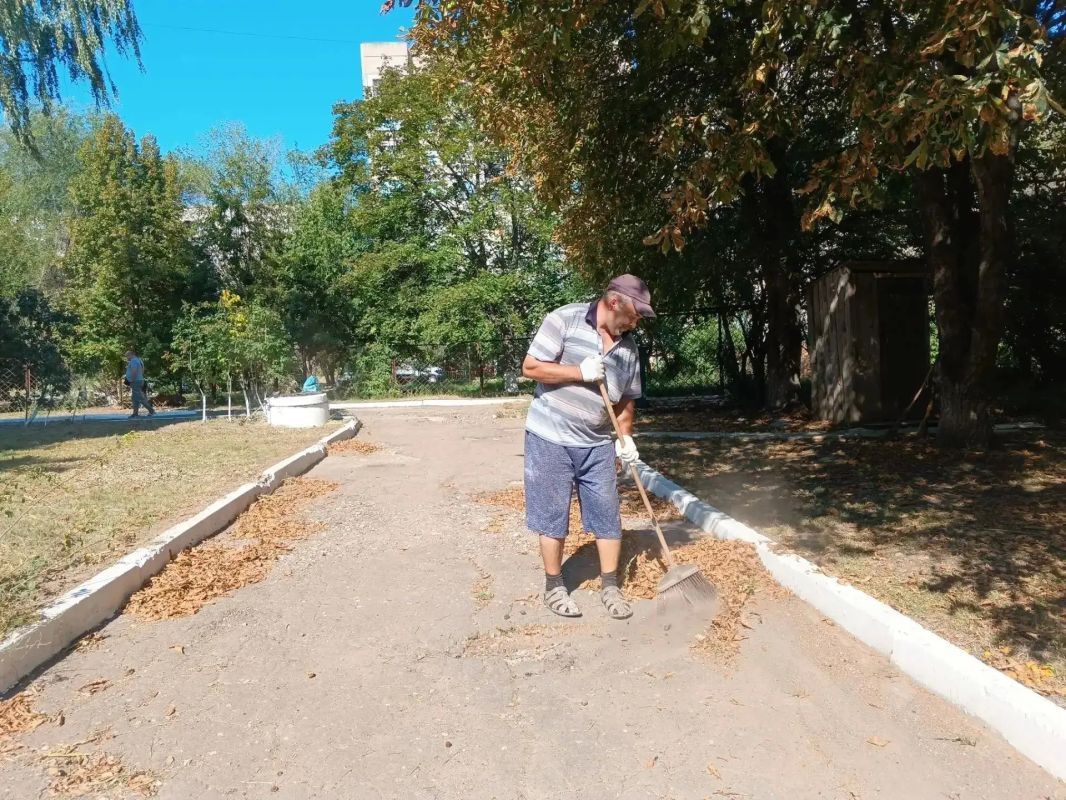 26 августа трудовой десант ГБУ ЛНР «Первомайский КЦСОН» провел комплекс мероприятий по благоустройству 26 августа трудовой десант ГБУ ЛНР «Первомайский КЦСОН» провел комплекс мероприятий по благоустройству