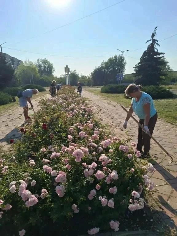 26 августа трудовой десант ГБУ ЛНР «Первомайский КЦСОН» провел комплекс мероприятий по благоустройству 26 августа трудовой десант ГБУ ЛНР «Первомайский КЦСОН» провел комплекс мероприятий по благоустройству