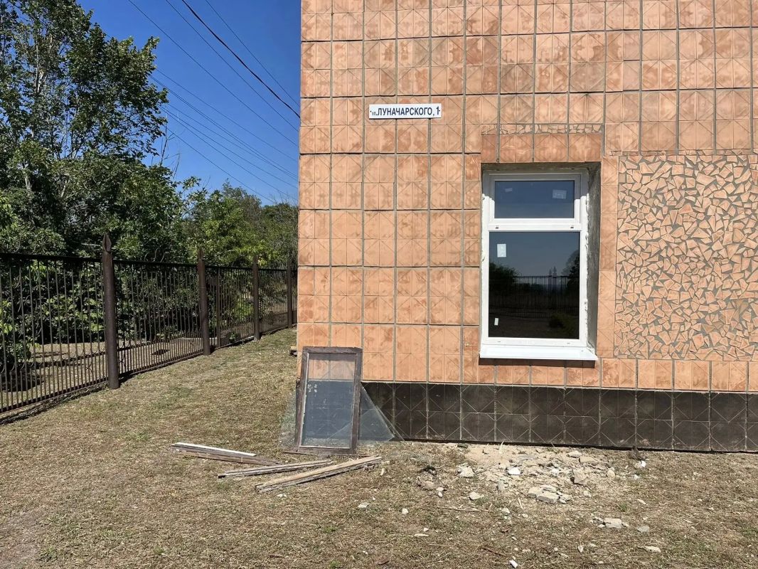 В рамках проведённых работ в здании МБУ ДО "Вахрушевская детская школа искусств" заменили старые оконные конструкции на современные стеклопакеты В рамках проведённых работ в здании МБУ ДО "Вахрушевская детская школа искусств" заменили старые оконные конструкции на современные стеклопакеты