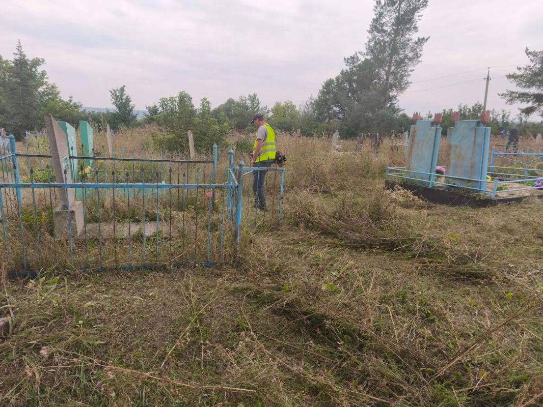 Порядок на кладбище: в Белокуракинском округе приводят в порядок места захоронений Порядок на кладбище: в Белокуракинском округе приводят в порядок места захоронений