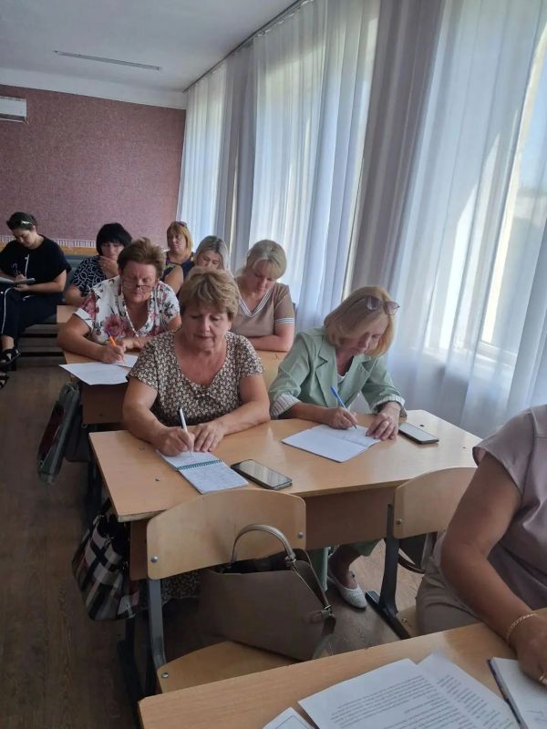 Учителя русского языка и литературы Лутугинского муниципального округа провели методическое заседание Учителя русского языка и литературы Лутугинского муниципального округа провели методическое заседание