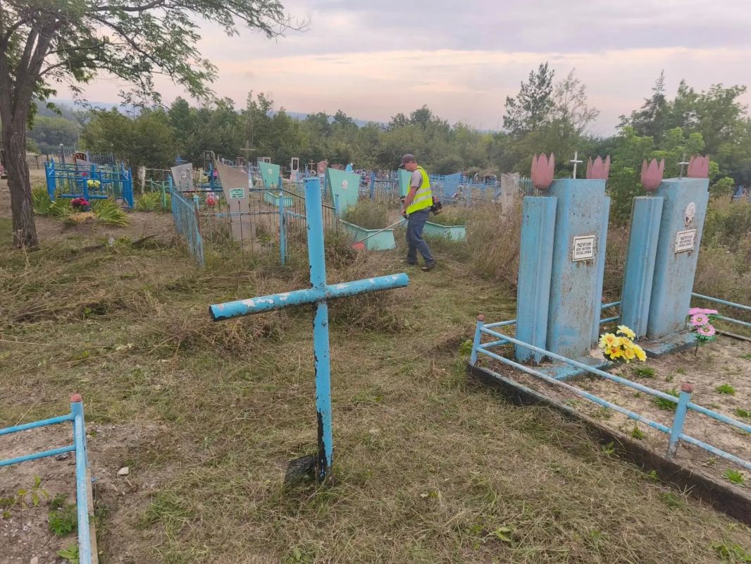 Порядок на кладбище: в Белокуракинском округе приводят в порядок места захоронений Порядок на кладбище: в Белокуракинском округе приводят в порядок места захоронений