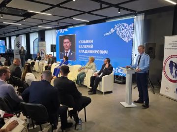 Сегодня исполняющий обязанности прокурора республики Валерий Кузьмин принял участие в I Окружном муниципальном форуме «Донбасс Зовет», прошедшем в г. Луганске