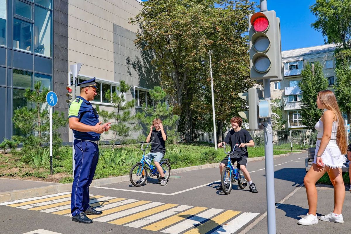 Перед учебным годом – о безопасности: сотрудники Госавтоинспекции напоминают о правилах поведения на дороге Перед учебным годом – о безопасности: сотрудники Госавтоинспекции напоминают о правилах поведения на дороге