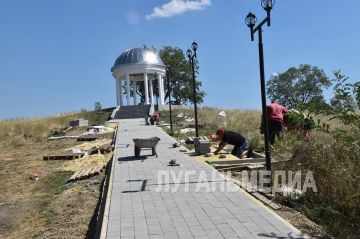 В Брянке продолжается благоустройство ротонды