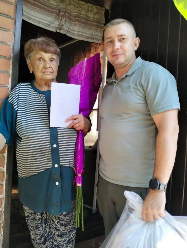 Врип Главы города Рубежное Евгений Шаталин от имени администрации и от себя лично сердечно поздравил Любовь Васильевну Юрченко с 82летием