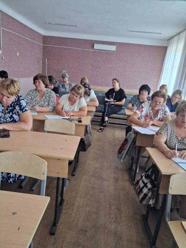 Учителя русского языка и литературы Лутугинского муниципального округа провели методическое заседание Учителя русского языка и литературы Лутугинского муниципального округа провели методическое заседание