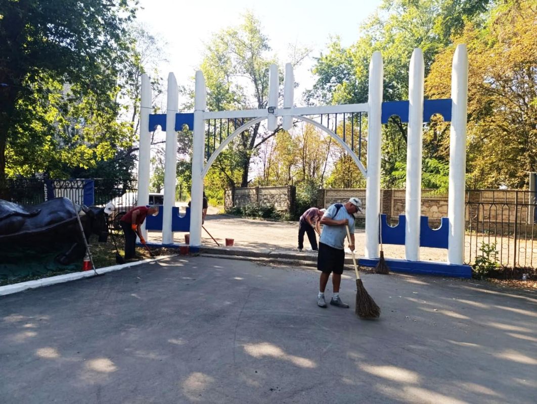 В пгт Краснодон идет подготовка ко Дню посёлка В пгт Краснодон идет подготовка ко Дню посёлка