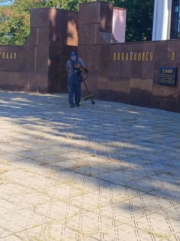 МБУ "КСЛ" проводит мероприятия по уборке памятных мест в Лисичанске МБУ "КСЛ" проводит мероприятия по уборке памятных мест в Лисичанске