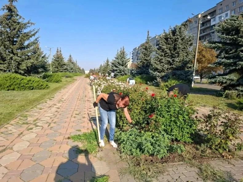 26 августа трудовой десант ГБУ ЛНР «Первомайский КЦСОН» провел комплекс мероприятий по благоустройству 26 августа трудовой десант ГБУ ЛНР «Первомайский КЦСОН» провел комплекс мероприятий по благоустройству