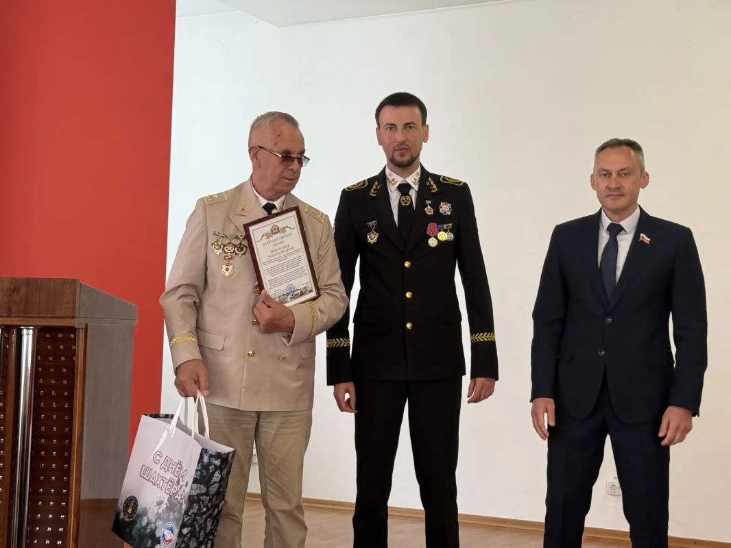 Константин Бутримов: Черное золото и золотые руки: в ЛНР чествовали героев угольного отрасли Константин Бутримов: Черное золото и золотые руки: в ЛНР чествовали героев угольного отрасли