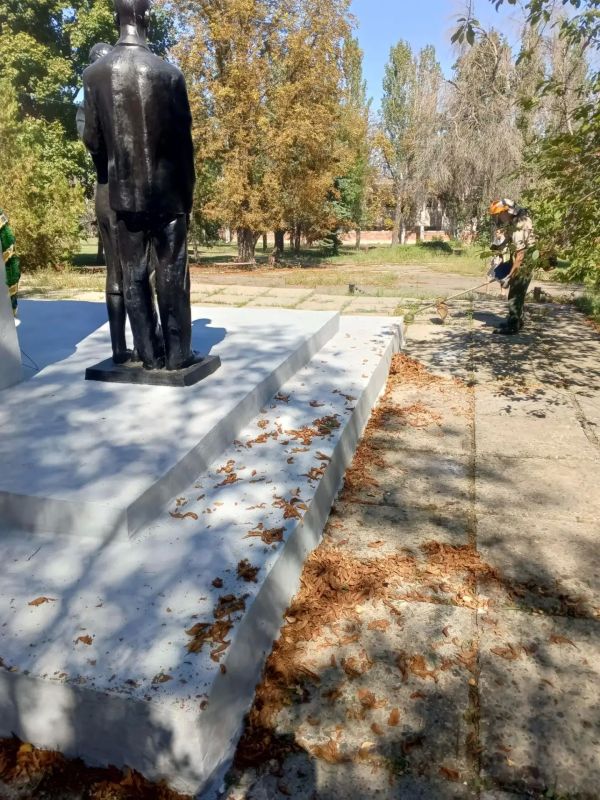 МБУ "КСЛ" проводит мероприятия по уборке памятных мест в Лисичанске МБУ "КСЛ" проводит мероприятия по уборке памятных мест в Лисичанске
