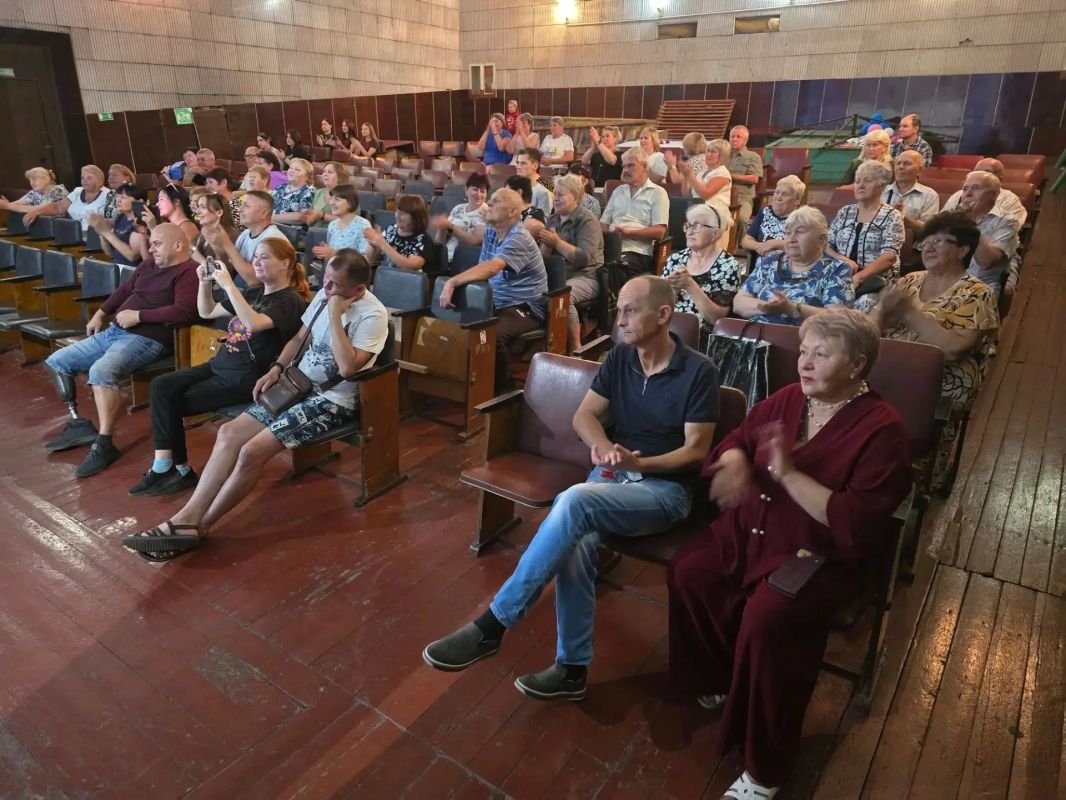 26 августа артисты из Брянки приехали в посёлки, чтобы подарить жителям настоящий праздник 26 августа артисты из Брянки приехали в посёлки, чтобы подарить жителям настоящий праздник