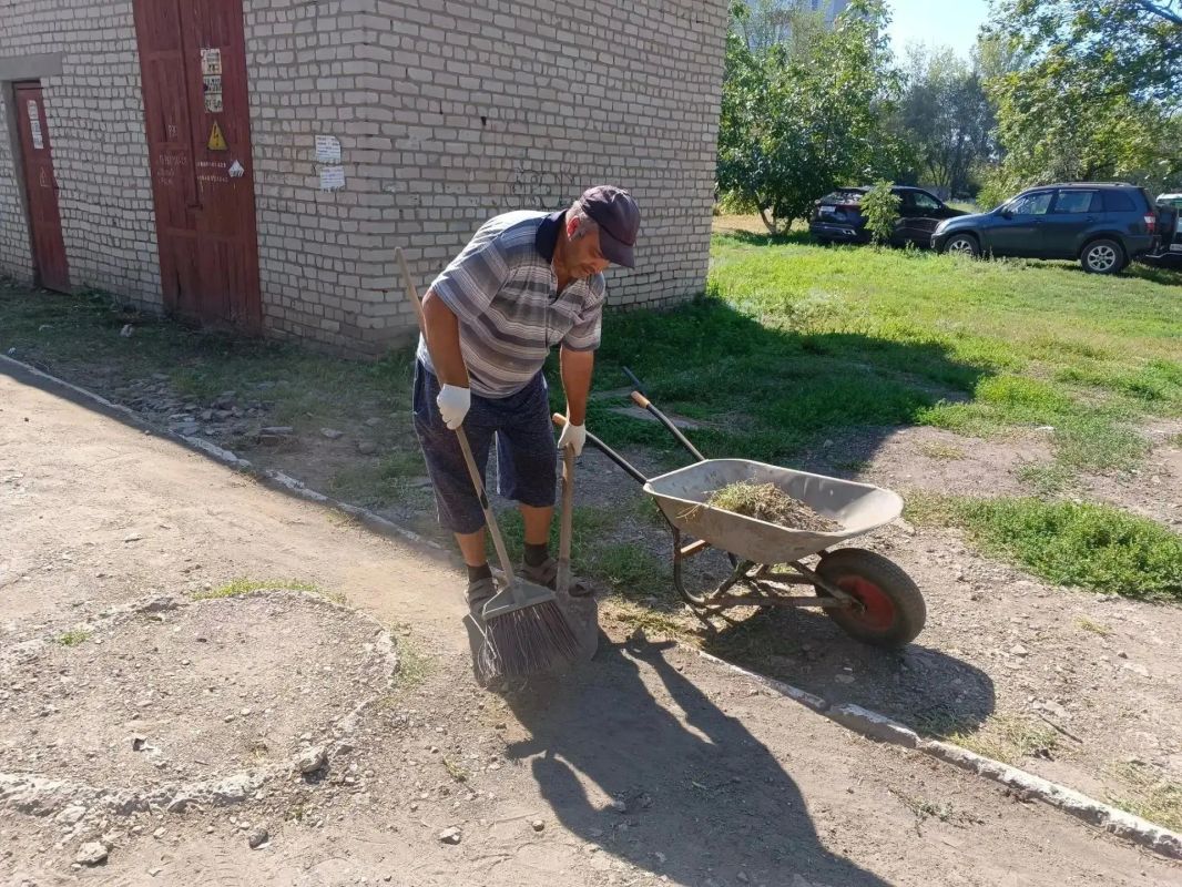 26 августа трудовой десант ГБУ ЛНР «Первомайский КЦСОН» провел комплекс мероприятий по благоустройству 26 августа трудовой десант ГБУ ЛНР «Первомайский КЦСОН» провел комплекс мероприятий по благоустройству