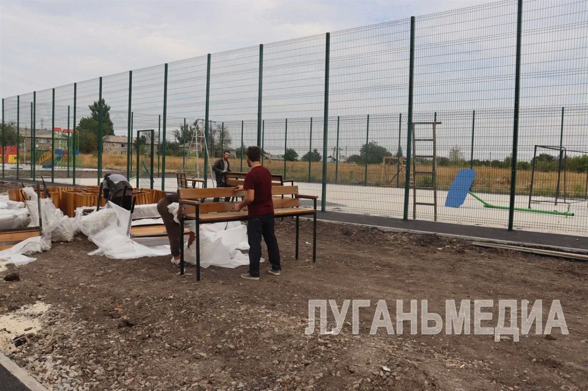В Червонопартизанске напротив школы № 3 идет благоустройство территории В Червонопартизанске напротив школы № 3 идет благоустройство территории