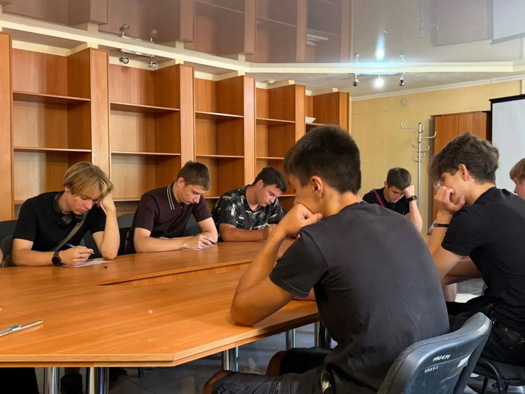 Артемовские полицейские помогли подросткам определиться с профессиональным будущим Артемовские полицейские помогли подросткам определиться с профессиональным будущим