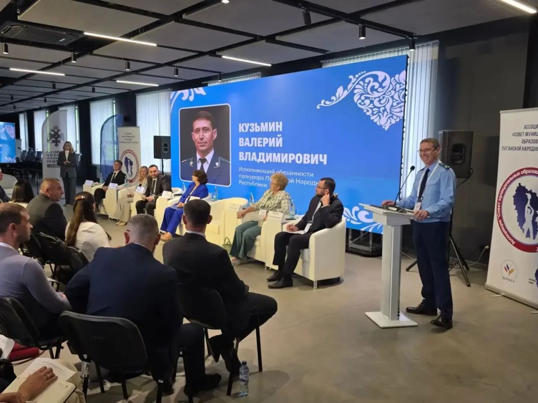 Сегодня исполняющий обязанности прокурора республики Валерий Кузьмин принял участие в I Окружном муниципальном форуме «Донбасс Зовет», прошедшем в г. Луганске