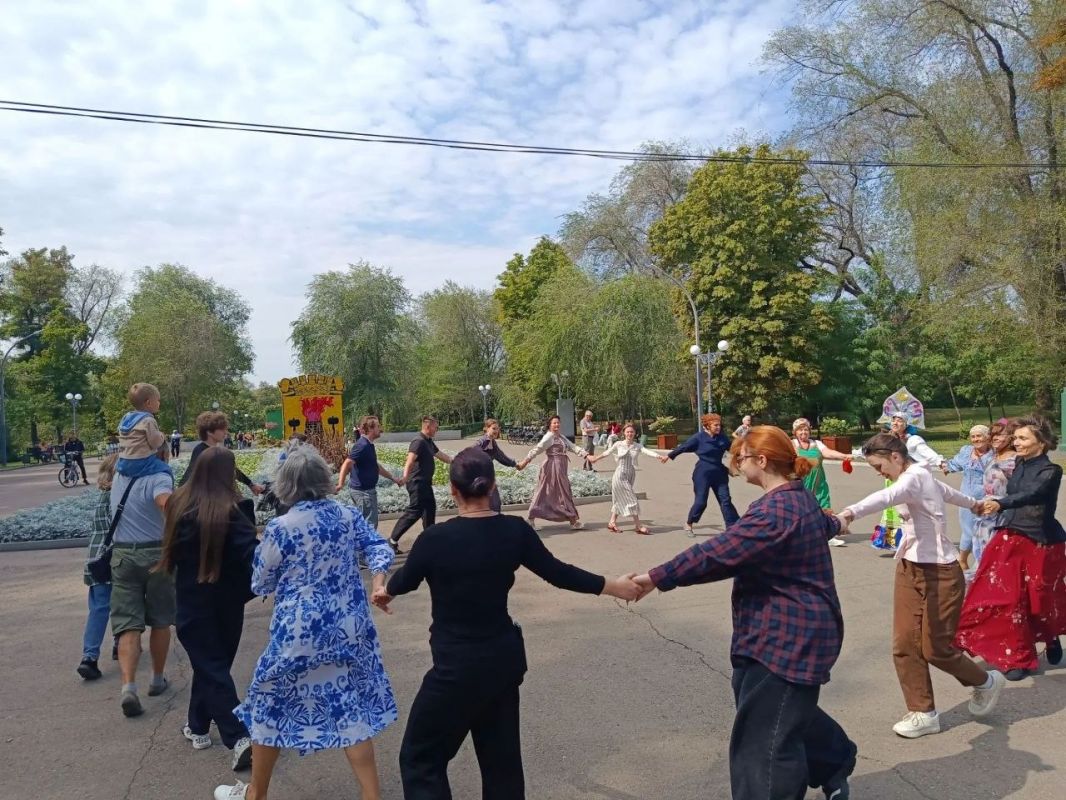 Участники Окружного муниципального форума "Донбасс зовет" посетили парк Горького в Луганске Участники Окружного муниципального форума "Донбасс зовет" посетили парк Горького в Луганске