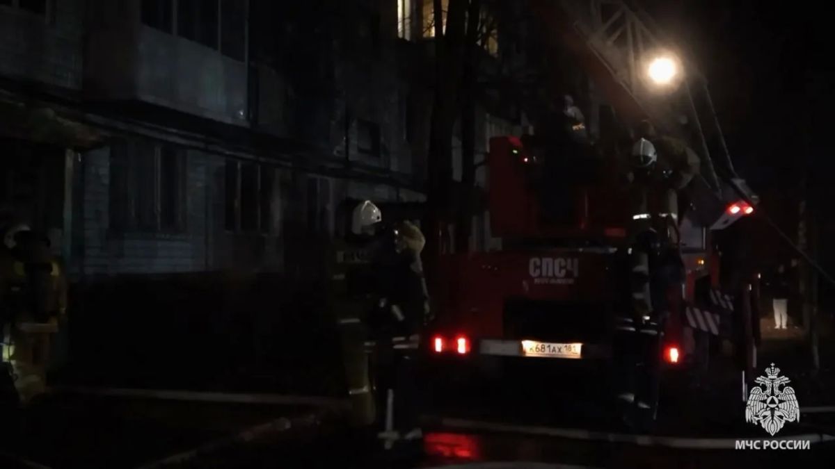 Ночью в Луганске загорелась квартира в квартале Гагарина Ночью в Луганске загорелась квартира в квартале Гагарина