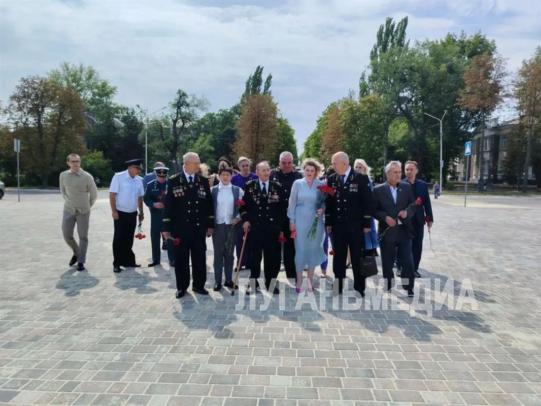 В Стаханове горожане возложили цветы по случаю Дня шахтера В Стаханове горожане возложили цветы по случаю Дня шахтера